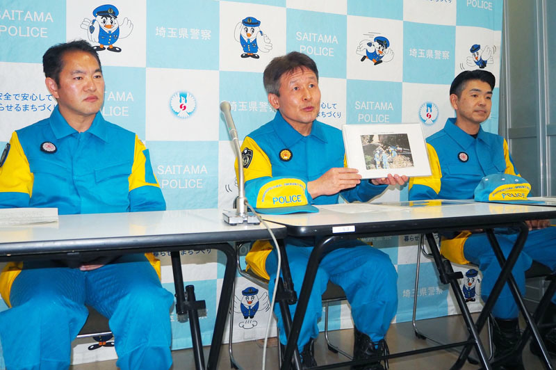 活動状況を振り返る広域緊急援助隊警備部隊大隊長で機動隊の松宮誠一警視（中央）ら＝11日午後、さいたま市浦和区の県警本部