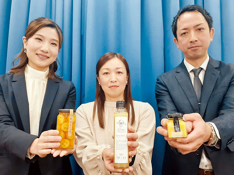 受賞したねぎドレッシング（中央）、東松山ふぉれピクルス（左）、秩父黄金カボスコ＝11日、埼玉県庁