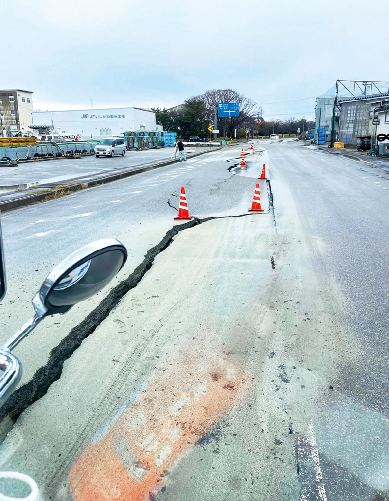 地割れした市内の道路＝石川県七尾市（後藤さん提供）