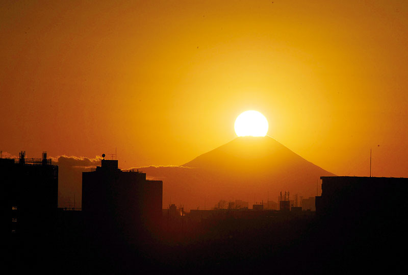 冬空を染め富士山の頂上に沈む太陽＝14日午後4時35分、埼玉県川口市荒川町の荒川運動公園
