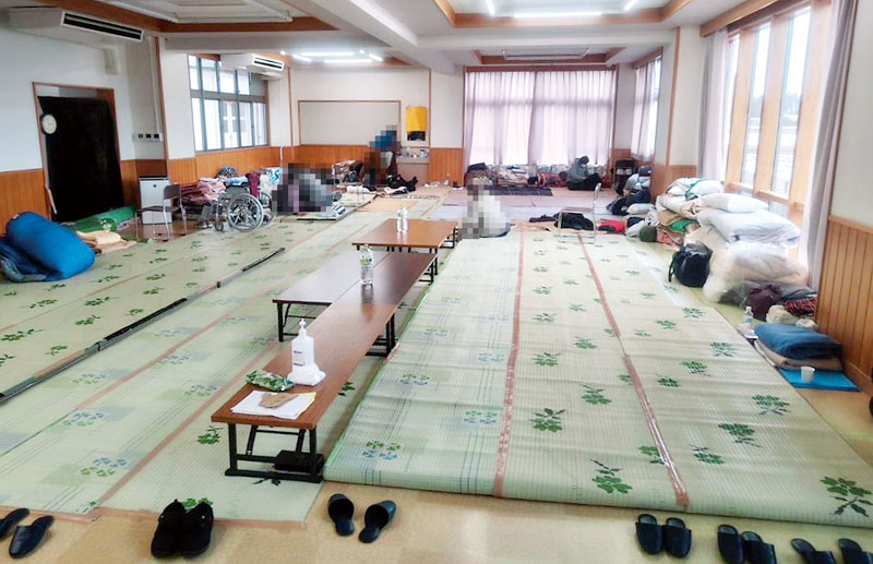崎山地区コミュニティセンター　に設営の避難所の様子（県提供、　画像の一部を編集しています）