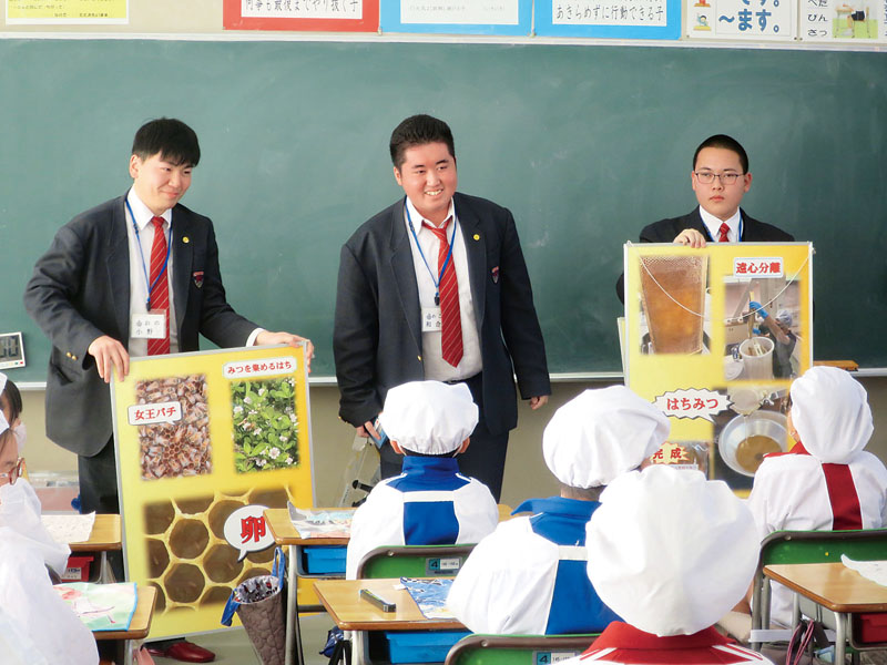 「蜂蜜ができるまで」を話す（左から）小野歩夢さん、和合新さん、松本直さん＝18日、羽生市立羽生北小学校