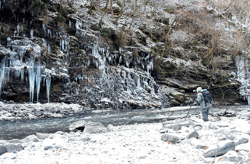 一面雪化粧の「三十槌の氷柱」＝2023年1月25日午前10時ごろ、秩父市大滝