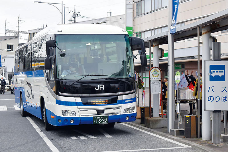 熊谷駅南口を出発する高速バス「ゆめぐり埼玉号」＝20日午前、埼玉県熊谷市桜木町