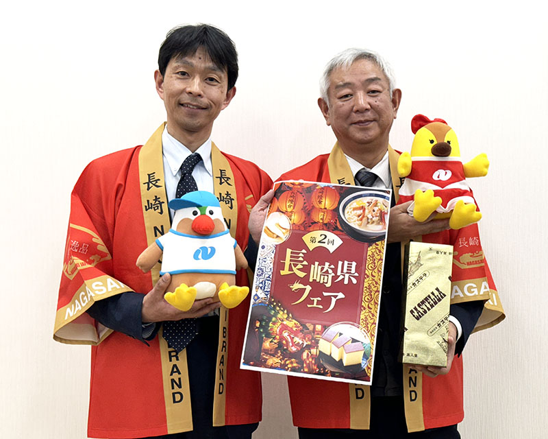 長崎県フェアをPRする長崎県文化観光国際部物産ブランド推進課の尾崎博昭総括課長補佐（左）と長崎県東京事務所観光物産センターの福島晋一センター長＝25日午後、埼玉県さいたま市北区の埼玉新聞本社