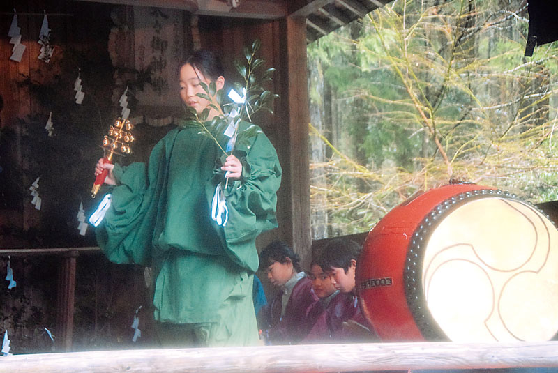 雨が降る中で披露された「子ども神楽」の一場面＝ときがわ町西平の萩日吉神社・神楽殿