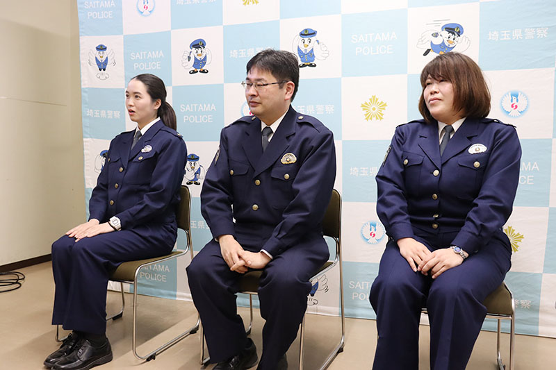 活動を振り返る隊員の（左から）飯高翠巡査長、米田純也警部補、栄美香巡査部長＝22日午後、さいたま市浦和区の県警本部