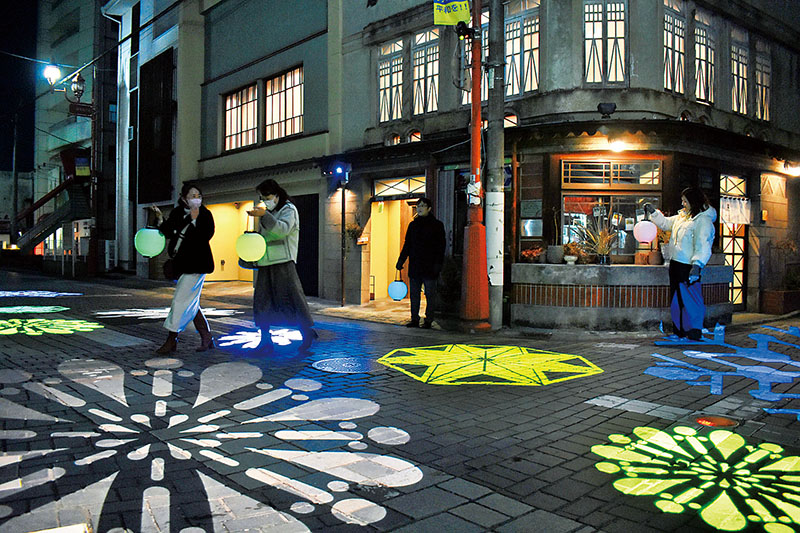 ちょうちんを手に夜の街を散策する観光客ら＝埼玉県秩父市番場町