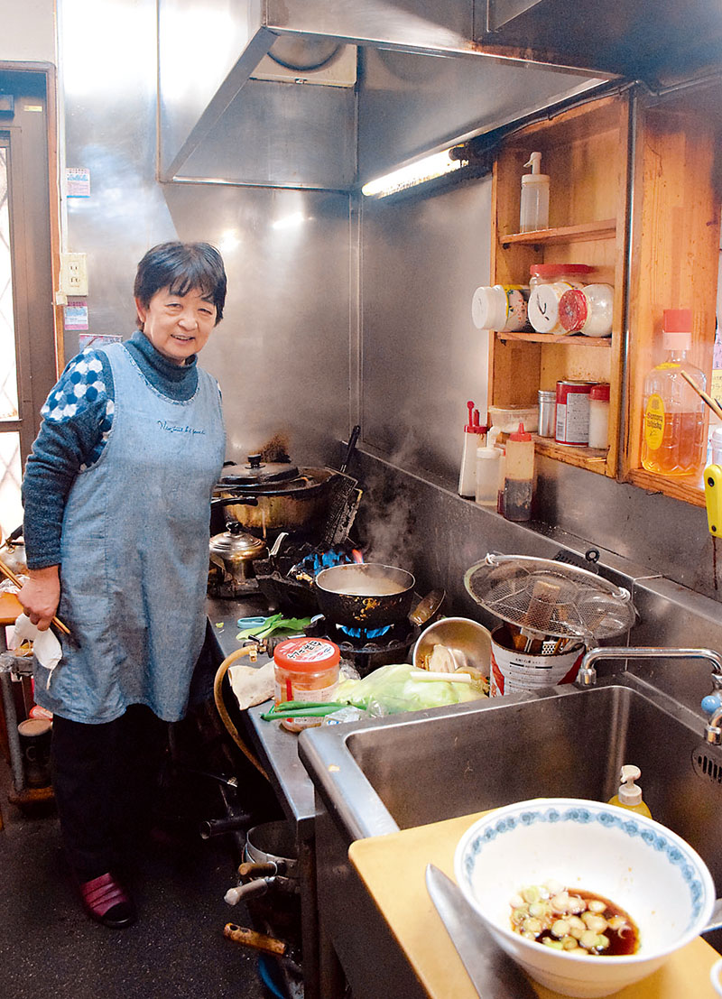 厨房（ちゅうぼう）の店主、添田悦子さん＝埼玉県川口市末広の「風来飯店」