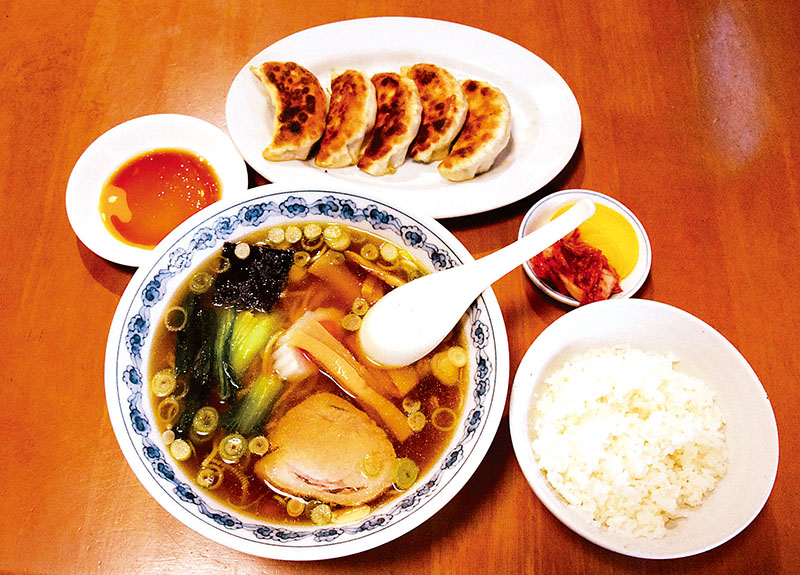 これぞ王道のメニュー。ラーメン、ギョーザ、半ライス
