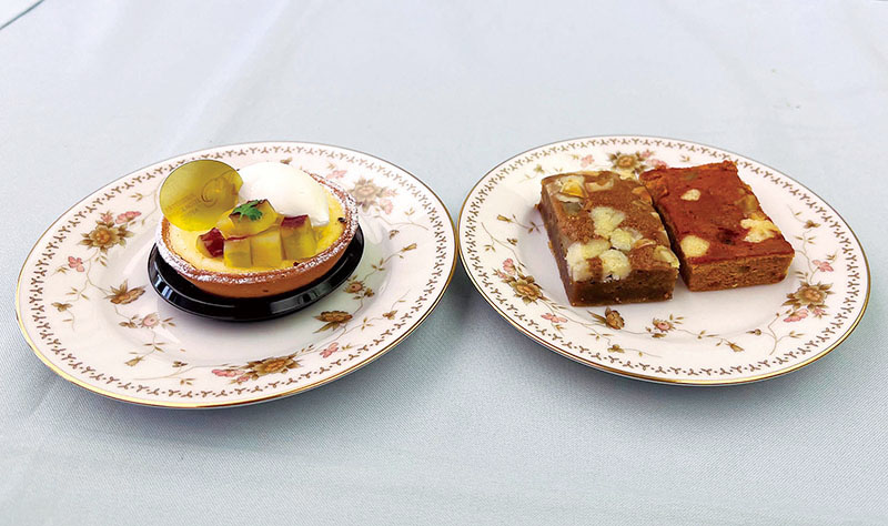 パレスホテル大宮で販売されている「紅赤チーズケーキ」（左）と「紅赤パウンドケーキ」