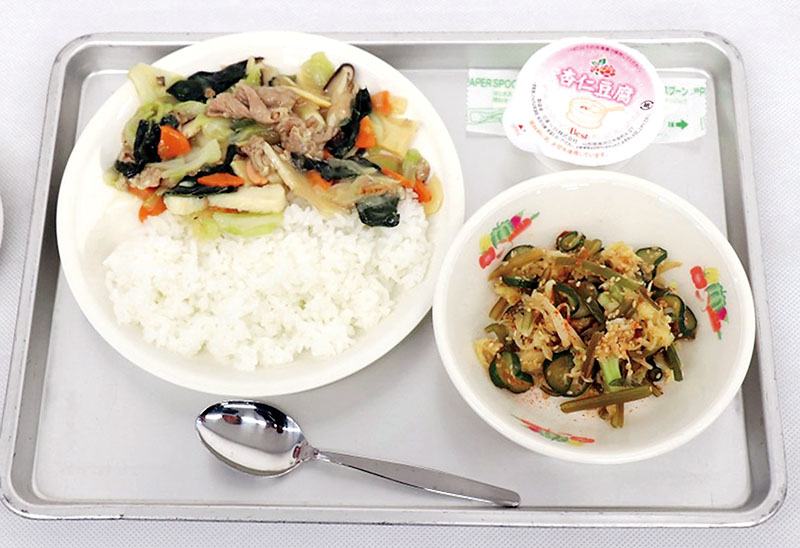 給食部門で最優秀賞を受賞したカーボロネロと豚肉の中華丼（左）とカリフローレと茎わかめのピリ辛ごまあえ