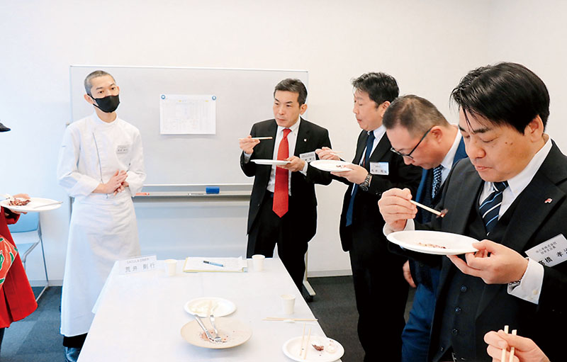 洋食部門の料理を試食する審査員ら＝埼玉県さいたま市北区のプラザノース