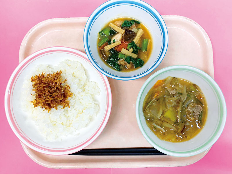 石川県の郷土料理の給食サンプル。中央上段は特産品「すだれ麩」を使用した治部煮（志木市教委提供）