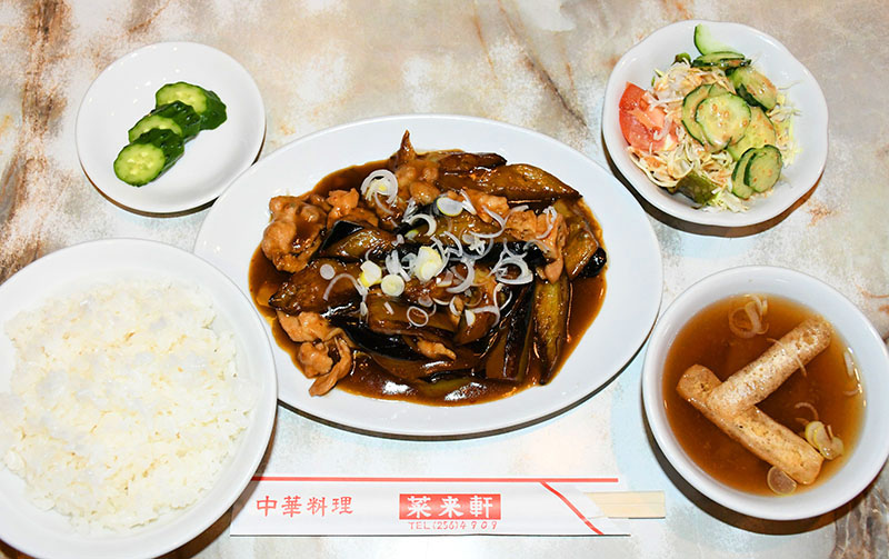 人気ナンバー1の「極うま肉ナス炒め（定食）」。オイスターソースの深く濃い味わいにご飯が進む