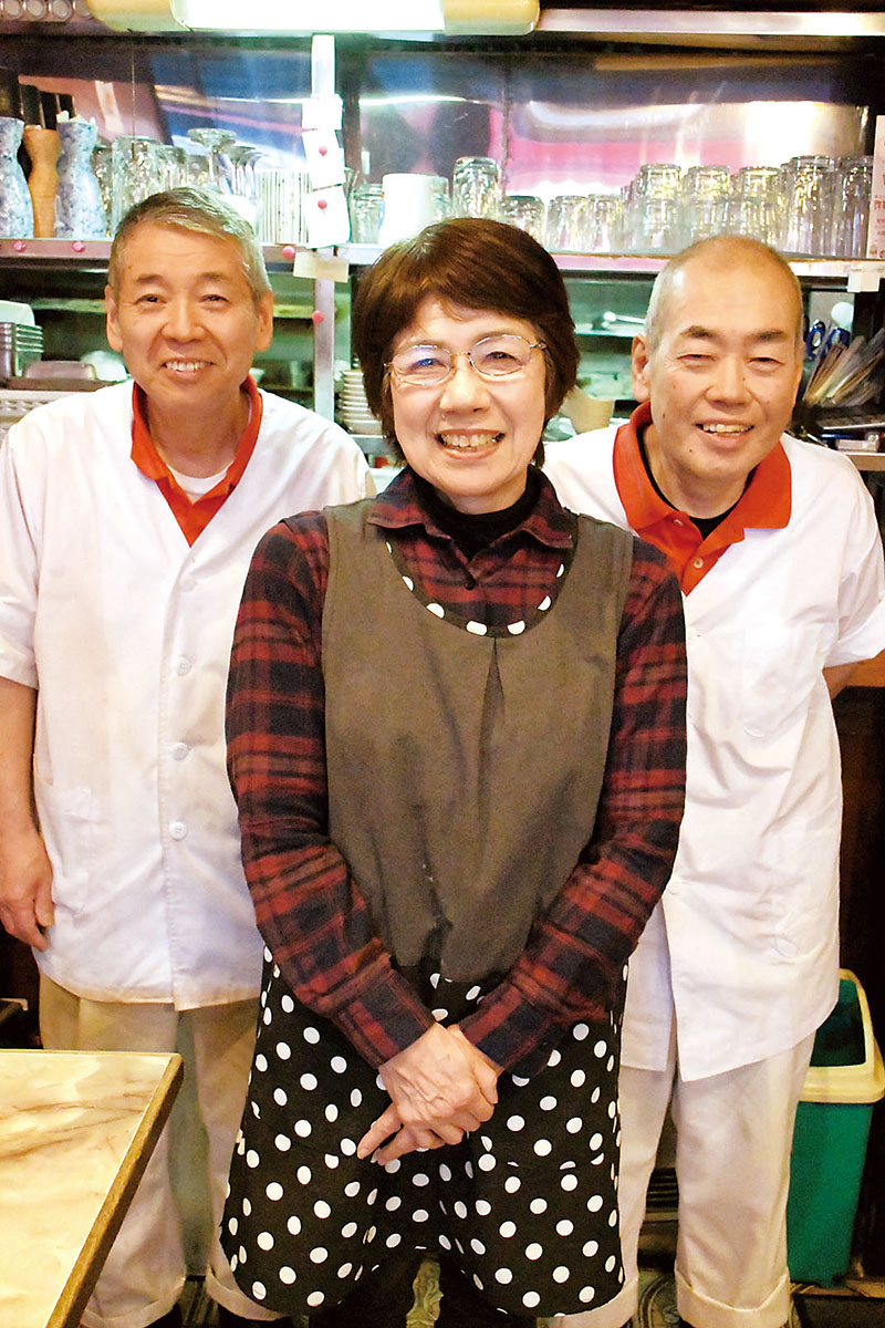 お店を切り盛りする（右から）石元力夫さん、郁代さん、広一さん