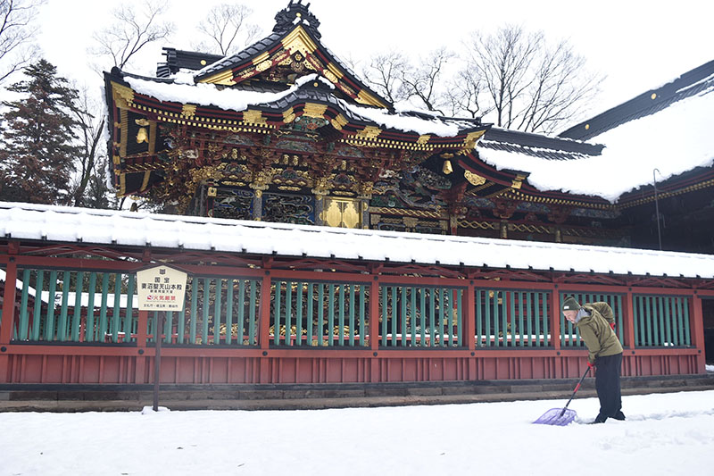 国宝の歓喜院聖天堂の前で行われた雪かき＝6日午前9時20分、埼玉県熊谷市妻沼の妻沼聖天山