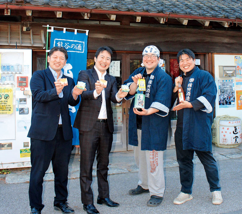 開発したゼリーを持つ藤吉さん（左から2人目）と、権田直仁さん（同3人目）、拓弥さん