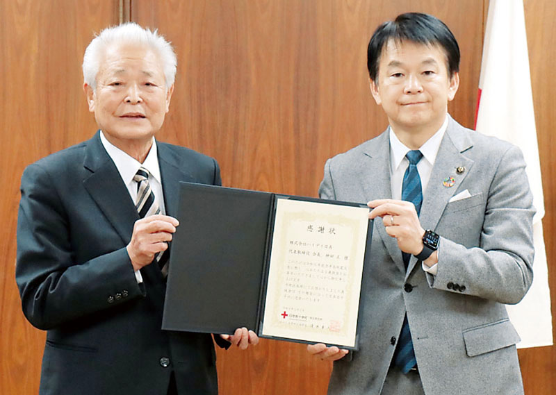 感謝状を贈られたハイデイ日高の神田正会長（左）と日本赤十字社県支部さいたま市地区本部長の清水勇人市長＝3日、さいたま市役所