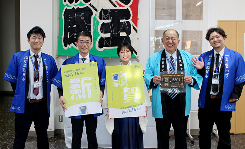 北陸新幹線敦賀開業に合わせて魅力をPRした福井県敦賀市のキャラバン隊＝8日午後、埼玉県さいたま市北区の埼玉新聞社