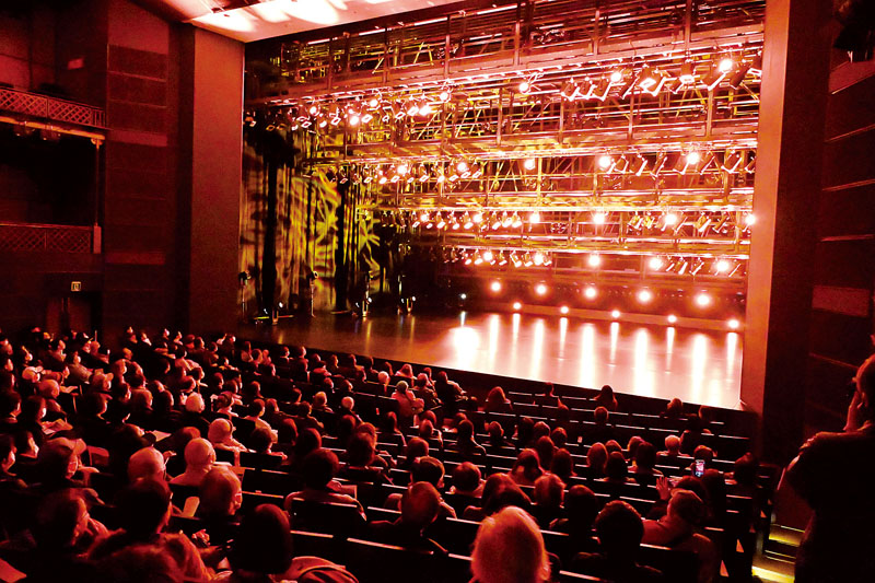 大ホールでは、照明やセットをつるす舞台装置を、音楽に合わせて動かすデモンストレーションが行われた＝8日午後、彩の国さいたま芸術劇場