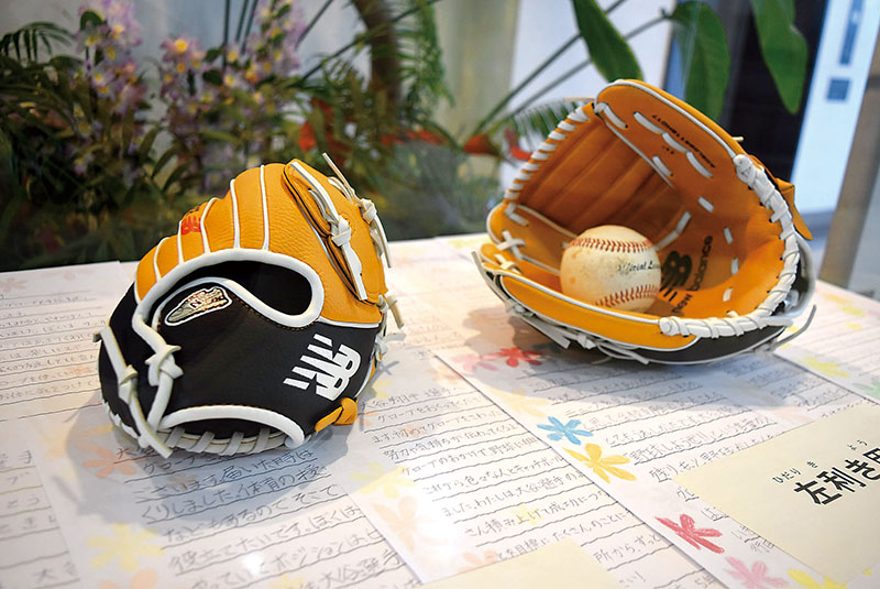 一般公開が始まった大谷翔平選手が寄贈したグラブ＝10日、行田市佐間の市中央公民館