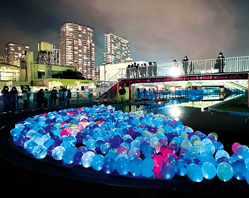 メッセージが書かれた光る風船＝いずれも10日、埼玉県さいたま市南区沼影
