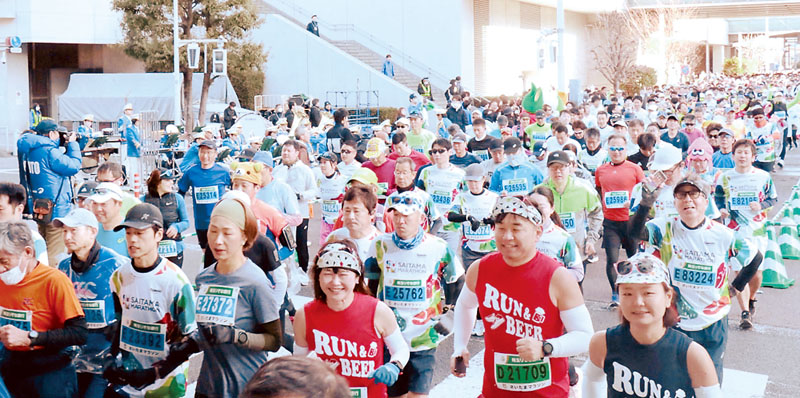 約1万3千人が一斉にスタートしたフルマラソン＝12日午前、埼玉県さいたま市中央区