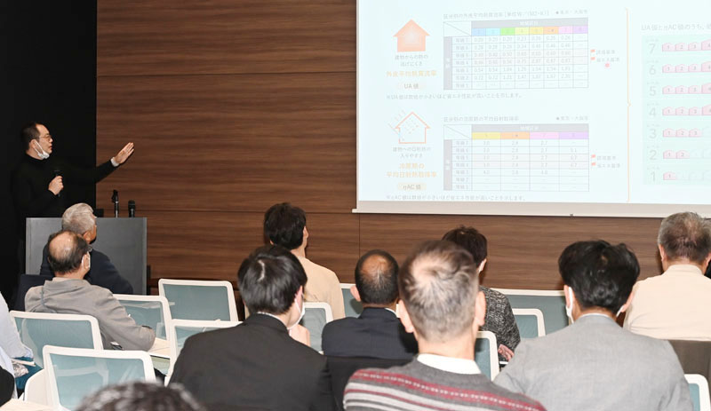 自治体の持続的に発展に向けZEH住宅の重要性を説く前准教授＝14日、さいたま市大宮区の武蔵野銀行本店