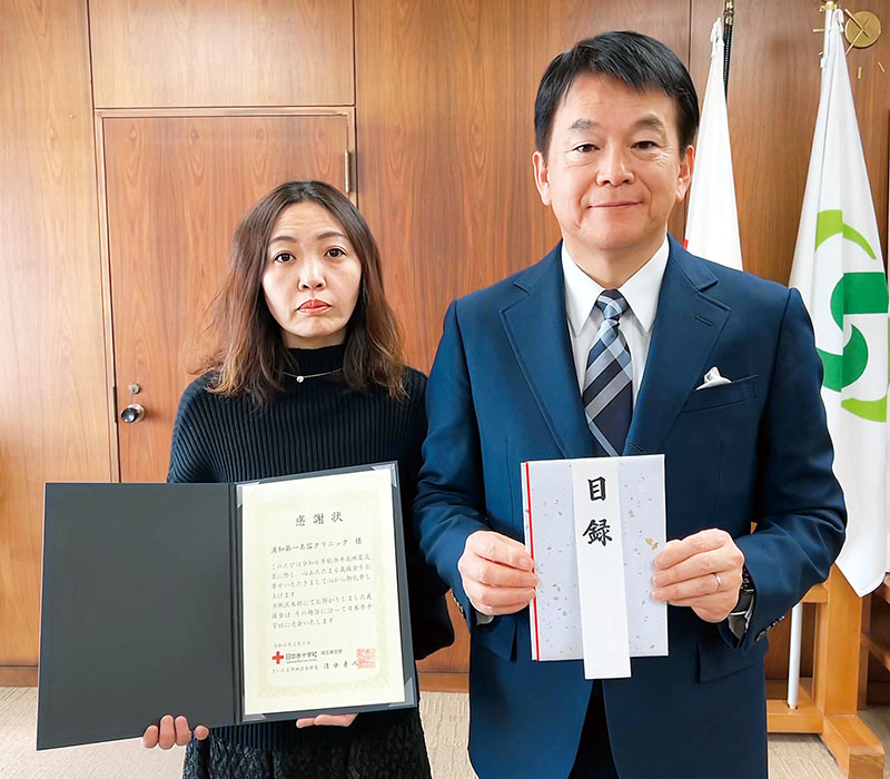 義援金を寄付した浦和第一美容クリニックの平松あい代表（左）と清水勇人市長＝8日、さいたま市役所