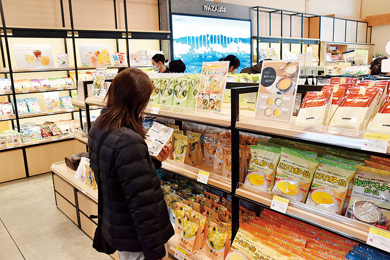 伊那食品工業が開設した直営店「かんてんぱぱショップ東大宮店」＝15日午前、さいたま市見沼区