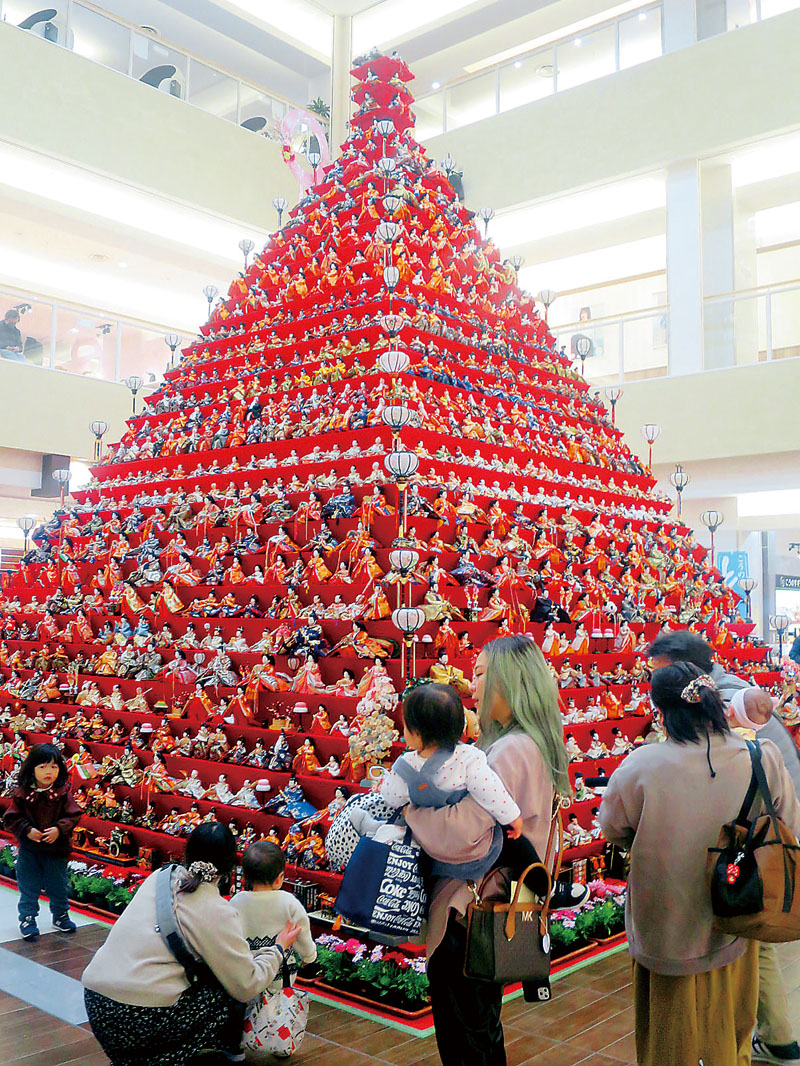 高さ7メートルのピラミッドひな壇に、ひな人形が1550体並ぶ＝16日、埼玉県鴻巣市本町のエルミこうのすショッピングモール