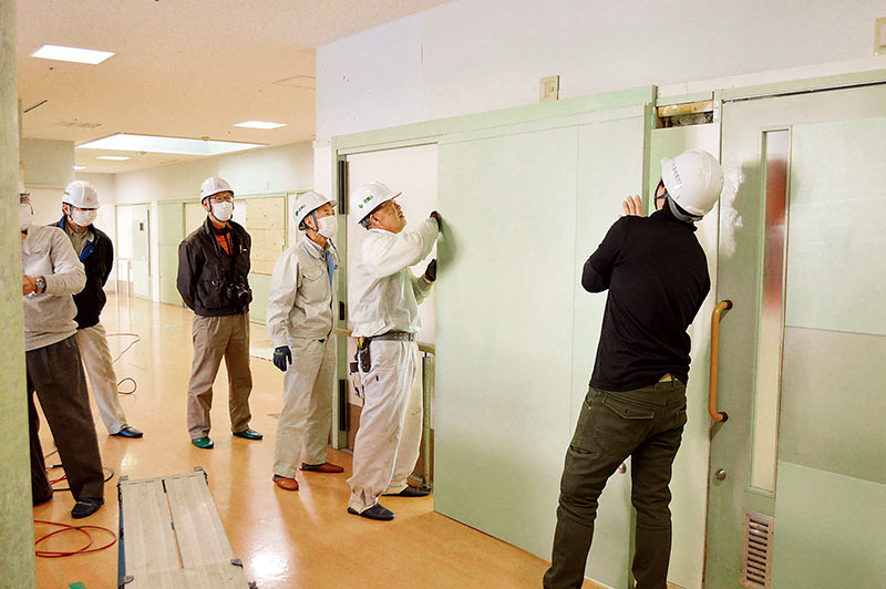 入居棟の修繕を行う協力業者会のメンバー＝13日、埼玉県富士見市のゆいの里福祉会