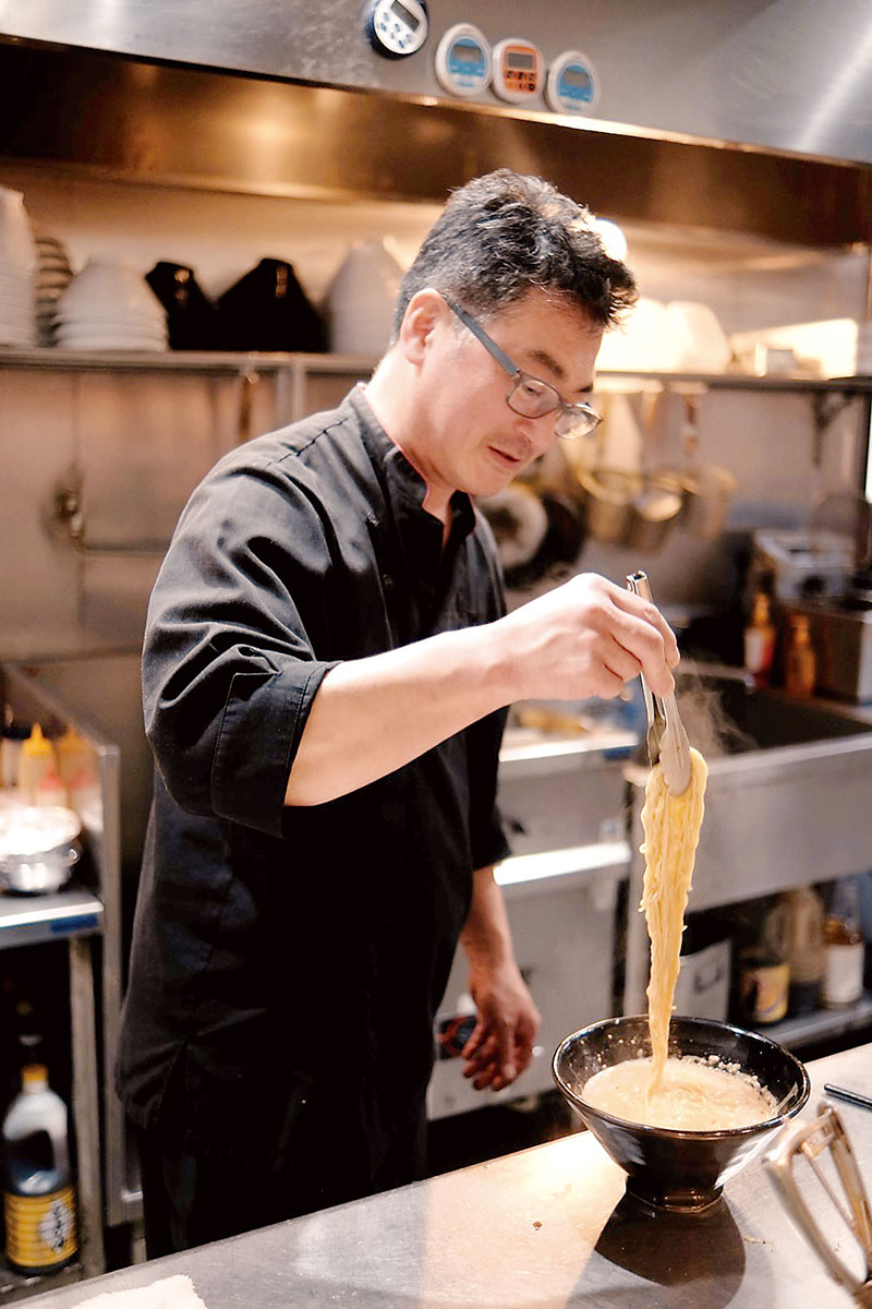 厨房（ちゅうぼう）で麺を盛り付ける店主の工藤一男さん＝埼玉県さいたま市中央区下落合の「中華ひろと」