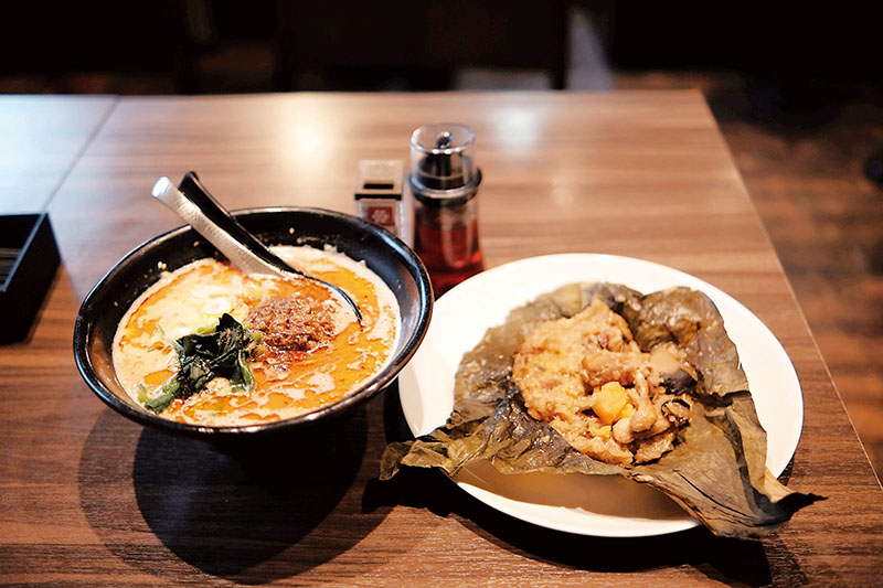 自家製のラー油を使った担々麺と蓮の葉に包まれた糯米鶏（ローマイガイ）