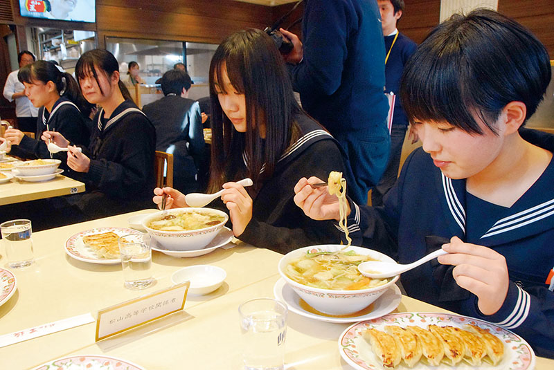 「野菜旨煮そば」を試食する高校生ら＝9日午後、東松山市新宿町