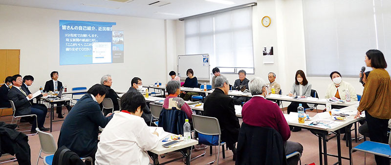 各地で活躍する多種多様なメンバーが集まり、活動報告や意見を出し合ったタウン記者交流会＝17日、さいたま市北区吉野町、埼玉新聞社本社