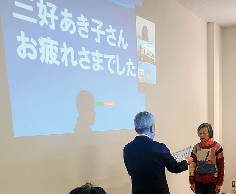 「道ばただより」連載800回で、関根正昌社長（左）から感謝状が贈られた三好あき子さん