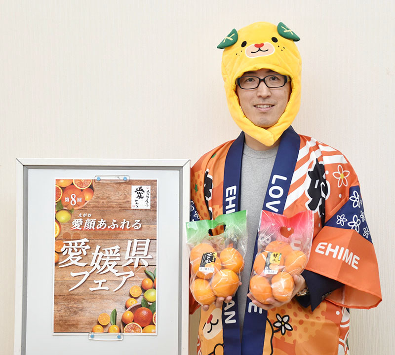 愛媛県フェアをPRする愛媛県営業本部営業課の笠置規義課長＝21日、さいたま市北区の埼玉新聞社