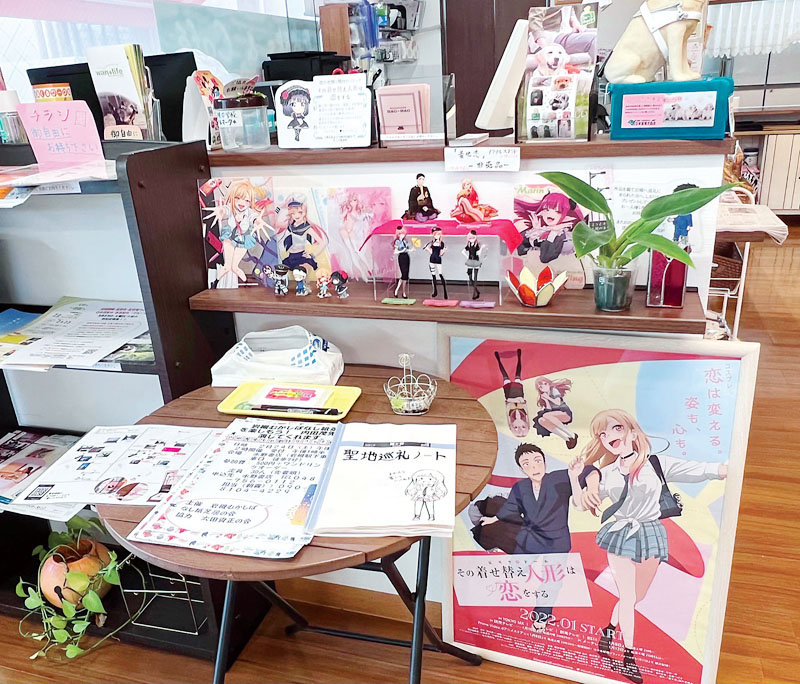 水野書店の店頭に置かれている「着せ恋」のグッズやポスター、「聖地巡礼ノート」