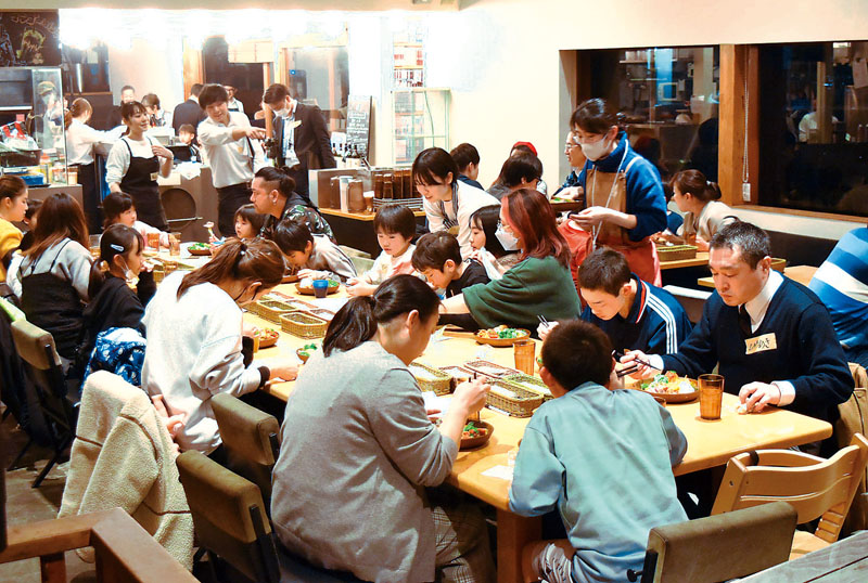 「PUBLIC TABLE」で食事を味わう来場者たち＝15日、埼玉県熊谷市肥塚の「洋食・喫茶　PUBLIC DINER」