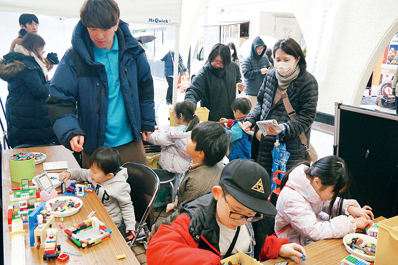 ワークショップを楽しむ子どもたち＝25日、所沢市緑町の新所沢パルコ