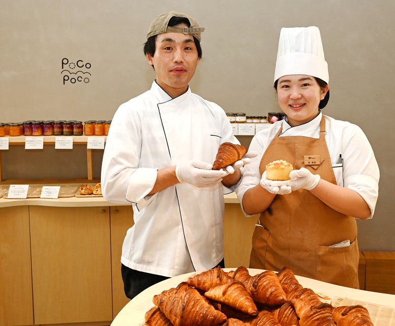 「作業工程や素材にこだわったクロワッサンやクリームパンは自慢の逸品」と話す木村さん（左）ら