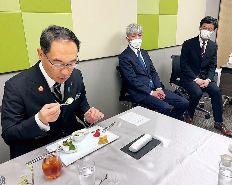 狭山抹茶とイチゴ「あまりん」を使用したデザートを試食する大野元裕知事＝さいたま市中央区のホテルメトロポリタンさいたま新都心