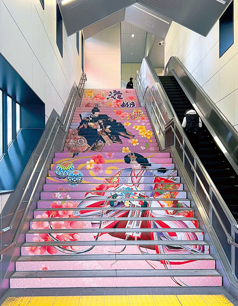 ひな人形が描かれた岩槻駅の階段アート＝さいたま市岩槻区