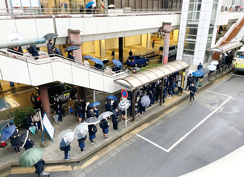 バス待ちの高校生などで長蛇の列ができていた大宮駅西口のバスロータリー＝2月22日午前7時40分ごろ、埼玉県さいたま市大宮区