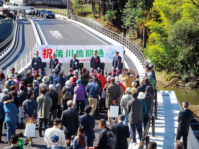 架け替え工事を終え開通式が行われた清川橋＝1日午前、埼玉県飯能市内