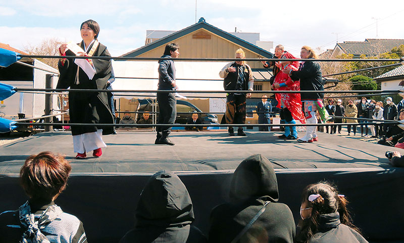 レスラーの寸劇が行われたお寺プロレス＝2日午後、埼玉県越谷市大泊
