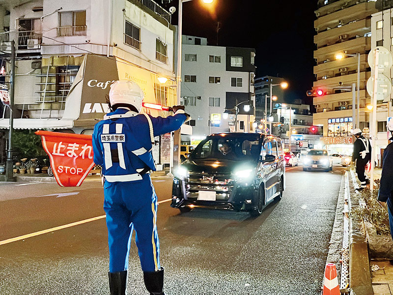 取り締まりを行う警察官（川口署提供）