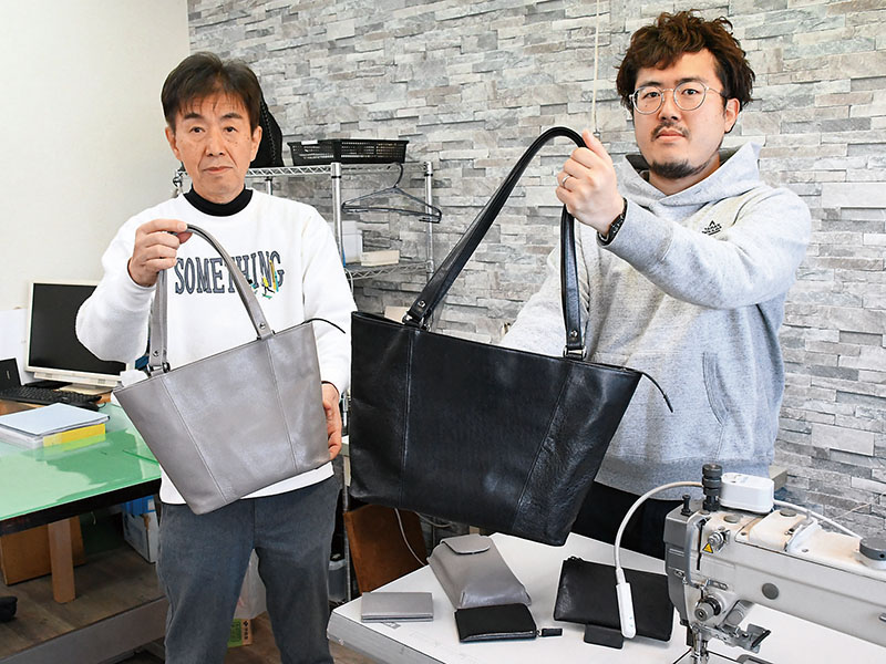 「県産ブランドとして長く使っていただける製品に」と話す河内由紀男さん（左）と健さん＝4日午前、川口市芝